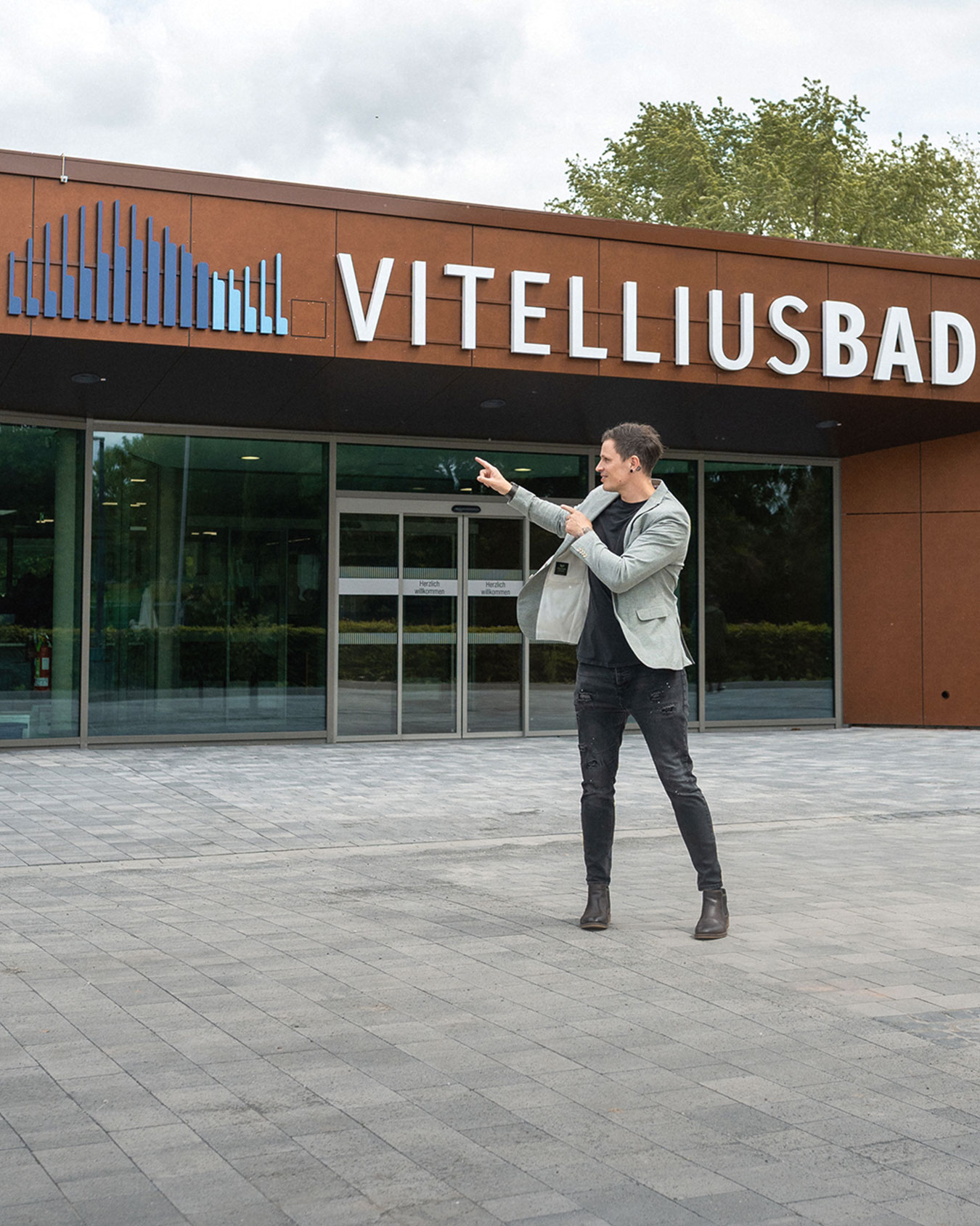 Steven Megerle vor dem Vitelliusbad Wittlich, für das er das Brand-Design, Logo uvm. entwickelt hat